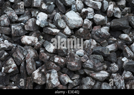 kleine Marmorsteine in einem Steinbruch als Hintergrund Stockfoto