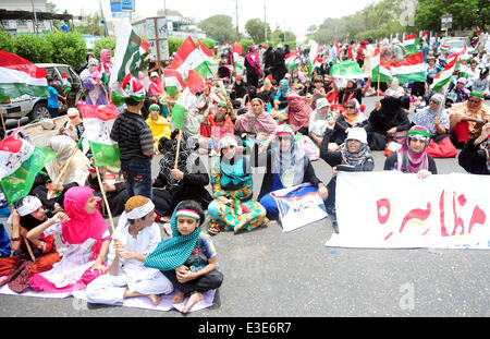 Aktivisten der Awami Tehreek halten einen Protest zur Unterstützung von ihrem Chef Dr. Tahir-Ul-Qadri als seinen Flug in Richtung Lahore von Islamabad sogar Regierung den Flug landete lassen nicht umgeleitet. Laut Website der Emirates Airline Flug EK612 hat von Islamabad in Richtung Lahore umgeleitet worden und landet um 09:35 am Hauptterminal des Allama Iqbal International Airport. Stockfoto