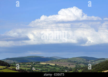 Aberystwyth, Wales, UK. 23. Juni 2014. Als das schöne Wetter der letzten Woche dürfte mehr regnerisch, zu Abend Wolken sprudeln über die Cambrian Mountains im Westen von Wales - 23. Juni 2014 - Bildnachweis: John Gilbey/Alamy Live News Stockfoto