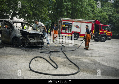 Kuala Lumpur, Malaysia. 22. Juni 2014. Nachwirkungen des Auto stürzte in Brandereignis in Kuala Lumpur, Malaysia, Freitag, 20. Juni 2014. Joshua Paul/NurPhoto/ZUMAPRESS.com/Alamy © Live-Nachrichten Stockfoto