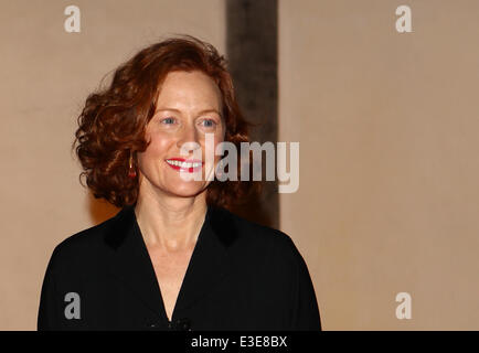 Anreise für die Shakespeares Globe Gala-Dinner mit London: Geraldine Somerville wo: London, Vereinigtes Königreich bei: 17. Oktober 2013 Stockfoto