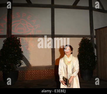 Anreise für die Shakespeares Globe Gala-Dinner mit London: Zoe Wanamaker wo: London, Vereinigtes Königreich bei: 17. Oktober 2013 Stockfoto