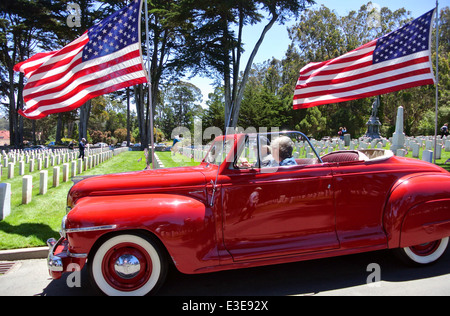 Paar sitzt der 1940er Jahre Plymouth Cabrio bei Auto-Show in San Francisco Stockfoto