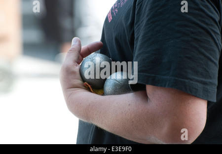 Männliche Boule, petanque Spieler, Villedieu les Poeles, Normandie, Frankreich Stockfoto