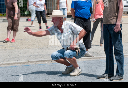 Männliche Boule, petanque Spieler, Villedieu les Poeles, Normandie, Frankreich Stockfoto