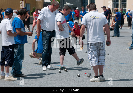 männliche Boule, Boccia-Spieler, Villedieu Les Poeles, Normandie, Frankreich Stockfoto