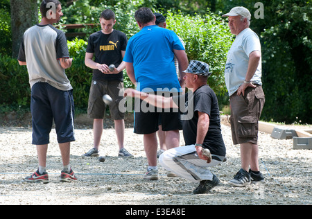 Männliche Boule, petanque Spieler, Villedieu les Poeles, Normandie, Frankreich Stockfoto