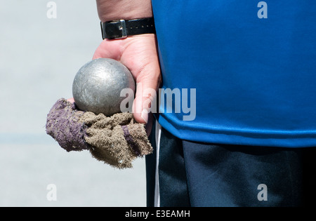 Männliche Boule, petanque Spieler, Villedieu les Poeles, Normandie, Frankreich Stockfoto