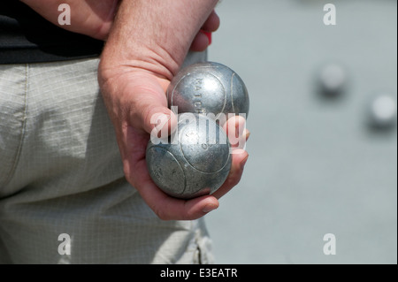 Männliche Boule, petanque Spieler, Villedieu les Poeles, Normandie, Frankreich Stockfoto