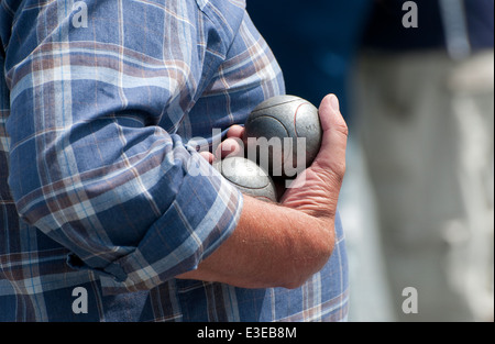 Männliche Boule, petanque Spieler, Villedieu les Poeles, Normandie, Frankreich Stockfoto