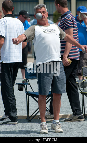 Männliche Boule, petanque Spieler, Villedieu les Poeles, Normandie, Frankreich Stockfoto