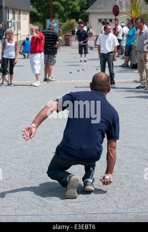 Männliche Boule, petanque Spieler, Villedieu les Poeles, Normandie, Frankreich Stockfoto