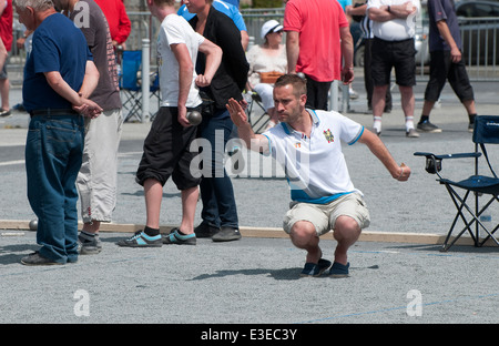 Männliche Boule, petanque Spieler, Villedieu les Poeles, Normandie, Frankreich Stockfoto