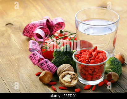 getrocknete Goji-Beeren, Wasser, Nüssen und frischem Gemüse für eine gesunde Ernährung Stockfoto