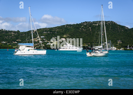 Boote im Hafen von Falmouth, Antigua Stockfoto