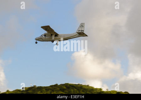 Fliegen Sie Monserrat Britten-Norman BN-2 Islander Flugzeug nähert sich V. C. Bird International Airport, St. John's, Antigua Stockfoto