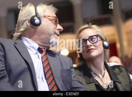 Der 13. Welt-Gipfel der Friedensnobelpreisträger statt im polnischen Parlament. Schauspielerin Sharon Stone vergeben werden in diesem Jahr mit dem Friedenspreis der Gipfel für ihre HIV/AIDS-humanitäre Arbeit Featuring: Sharon Stone wo: Warschau, Polen bei: 22 Oct 2 Stockfoto