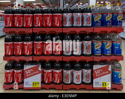 Flaschen von Erfrischungsgetränken auf einen Supermarkt angezeigt Stockfoto