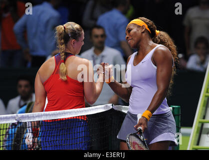 TEB BNP Paribas WTA Championships 1. Tag match zwischen Serena Williams (R) aus den USA und Angelique Kerber (L) von Deutschland im Sinan Erdem Dome 22. Oktober 2013 in Istanbul, Türkei.  Ort: Istanbul, Türkei wenn: 22. Oktober 2013 Stockfoto