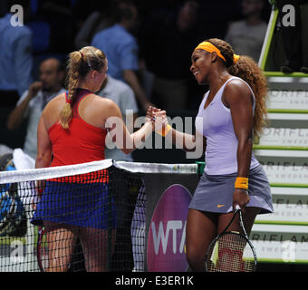 TEB BNP Paribas WTA Championships 1. Tag match zwischen Serena Williams (R) aus den USA und Angelique Kerber (L) von Deutschland im Sinan Erdem Dome 22. Oktober 2013 in Istanbul, Türkei.  Ort: Istanbul, Türkei wenn: 22. Oktober 2013 Stockfoto