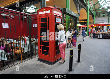 ATM Geldautomaten in alten umgebauten rote Telefonzelle London Borough Market UK Stockfoto