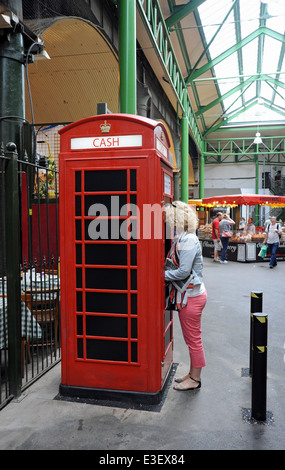 ATM Geldautomaten in alten umgebauten rote Telefonzelle London Borough Market UK Stockfoto