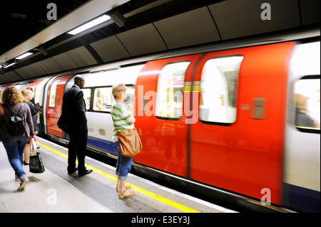 Passagiere auf der London Bridge Rohr u-Bahnstation UK Stockfoto