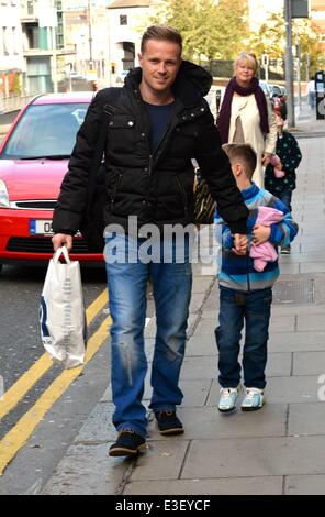 Stolze neue Vater Nicky Byrne kommt an Holles Street Entbindungsklinik mit seinen Zwillingen Rocco & Jay und Schwiegermutter Miriam Ahern nach seiner Frau Georgina Byrne ein Mädchen gebar namens Gia gestern mit: Nicky Byrne, Rocco & Jay, Miriam Ahern Where: Dublin, Irland bei: 24. Oktober 2013 Stockfoto