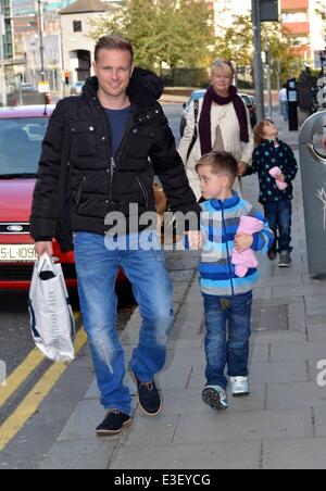 Stolze neue Vater Nicky Byrne kommt an Holles Street Entbindungsklinik mit seinen Zwillingen Rocco & Jay und Schwiegermutter Miriam Ahern nach seiner Frau Georgina Byrne ein Mädchen gebar namens Gia gestern mit: Nicky Byrne, Rocco & Jay, Miriam Ahern Where: Dublin, Irland bei: 24. Oktober 2013 Stockfoto