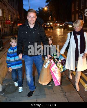 Stolzer neue Vater Nicky Byrne verlässt Holles Street Entbindungsklinik mit seinen Zwillingen Rocco & Jay und Schwiegermutter Miriam Ahern, nach einem Besuch seiner Frau Georgina Byrne ein Mädchen namens Gia gestern gebar...  Mitwirkende: Nicky Byrne, Rocco & Jay Stockfoto