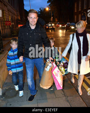 Stolzer neue Vater Nicky Byrne verlässt Holles Street Entbindungsklinik mit seinen Zwillingen Rocco & Jay und Schwiegermutter Miriam Ahern, nach einem Besuch seiner Frau Georgina Byrne ein Mädchen namens Gia gestern gebar...  Mitwirkende: Nicky Byrne, Rocco & Jay, Miriam Ahern Where: Dublin, Irland bei: 24. Oktober 2013 Stockfoto