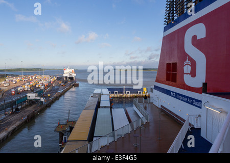 Stena Line Fähre von Hoek van Holland entlädt in Harwich Stockfoto