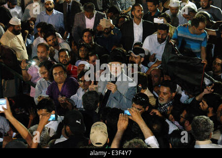 Lahore. 23. Juni 2014. Anti-Regierungs pakistanische Kleriker Tahir Ul Qadri (C) befasst sich mit Anhänger bei einer Kundgebung in östlichen Pakistan Lahore am 23. Juni 2014. Dr. Tahir Ul Qadri, der seit Jahren in Kanada lebt, kehrte in das Land am Montag über eine Treppe mit Emirate Airlines, einen Protest gegen die Regierung zu führen. Bildnachweis: Sajjad/Xinhua/Alamy Live-Nachrichten Stockfoto