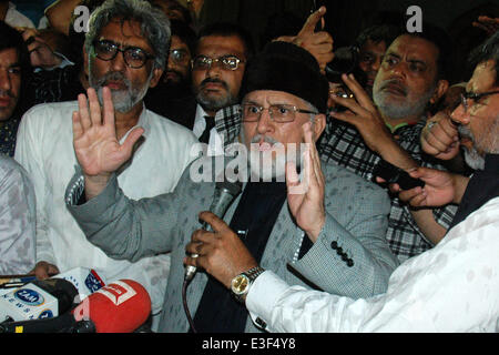 Lahore. 23. Juni 2014. Anti-Regierungs pakistanische Kleriker Tahir Ul Qadri (C) befasst sich mit Anhänger bei einer Kundgebung in östlichen Pakistan Lahore am 23. Juni 2014. Dr. Tahir Ul Qadri, der seit Jahren in Kanada lebt, kehrte in das Land am Montag über eine Treppe mit Emirate Airlines, einen Protest gegen die Regierung zu führen. Bildnachweis: Sajjad/Xinhua/Alamy Live-Nachrichten Stockfoto