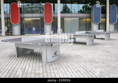 Outdoor-Tischtennis-Tische in einem Bürogebäude Stockfoto