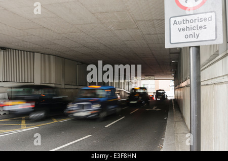 Taxis fahren mit Geschwindigkeit durch einen Tunnel in Paddington, London Stockfoto