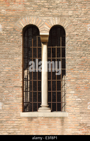 Ein Doppelfenster Lancet in einer mittelalterlichen Burg Stockfoto