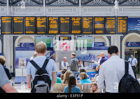 Pendler Blick auf dem Zug mal auf den Brettern an der Paddington Station. Stockfoto