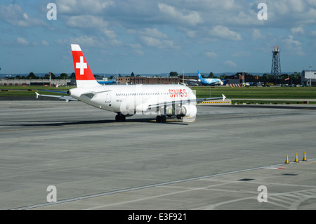 Swiss International Airlines Airbus A320 (HB-IJJ) Flugzeug bereit zum Abflug am Flughafen London Heathrow Stockfoto