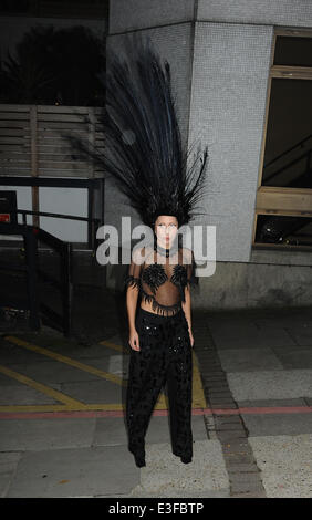 Lady Gaga Pfau Feder Hut verlassen ITV Studios nach Dreharbeiten der Graham Norton Show.  Mitwirkende: Lady Gaga wo: London, Vereinigtes Königreich bei: 29. Oktober 2013 Stockfoto