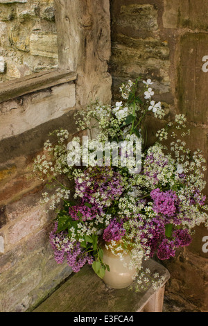 Einen viktorianischen Garten mit Wald und krautige Pflanzen, die nur selten außerhalb der großen botanischen Gärten zu finden. Stockfoto