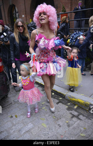 Für Halloween verkleidet Bethenny Frankel in einem rosa Perücke und Kleid auf die Schule um zu holen ihre Tochter Bryn Featuring: Bethanny Frankel, Bryn Hoppy wo: New York City, NY, USA bei: 30. Oktober 2013 Stockfoto