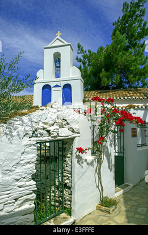 Einer traditionellen Kirche in einer malerischen Gasse in Dryopida (Driopida) Dorf, Kythnos Insel, Kykladen, Griechenland Stockfoto