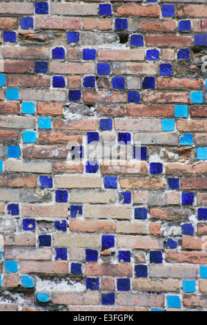 Alte Mauer und türkisfarbenen Kacheln in Gulhane Park, Istanbul Stockfoto