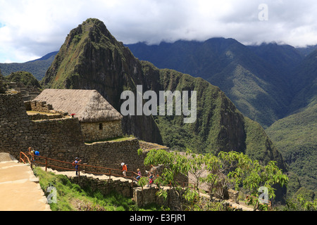 Der Pfad und die Treppe zum Eingang zum Machu Picchu, Cusco, Peru. Stockfoto