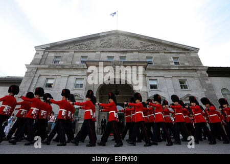 Ottawa, Kanada. 23. Juni 2014. Zeremonielle Garde erhalten Inspektion von Kanadas Generalgouverneur David Johnston (nicht im Bild) am Rideau Hall in Ottawa, Kanada, am 23. Juni 2014. Die zeremonielle Garde ist eine Einheit der kanadischen Streitkräfte, die eine Vielzahl von öffentlichen Aufgaben ausführt einschließlich das Ändern der Wachablösung am Parliament Hill sowie Zeremonien für Besuch Würdenträger begrüßen. Bildnachweis: David Kawai/Xinhua/Alamy Live-Nachrichten Stockfoto