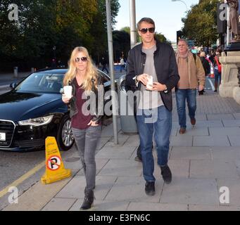 Pro Skateboarder Tony Hawk & Freundin Cathy Goodman entdeckt zu Fuß mit Kaffee im The Shelbourne Hotel...  Mitwirkende: Cathy Goodman, Tony Hawk wo: Dublin, Irland wenn: 1. November 2013 Stockfoto