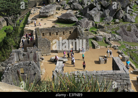 Blick auf die Tempel-Zone vom astronomischen Observatorium in Machu Picchu, Peru. Stockfoto
