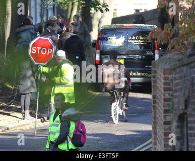 Ricky Gervais die Dreharbeiten für die neue Channel 4 TV-Serie "Derek" in Nord-London. Gervais' Body-double sieht man gefilmt Reiten ein Mädchen Fahrrad jagen einen Bestattungsunternehmen van mehrmals, bevor Gervais Kontrolle über das Fahrrad Mädchen nahm.  Mitwirkende: Ricky Gervais Stockfoto