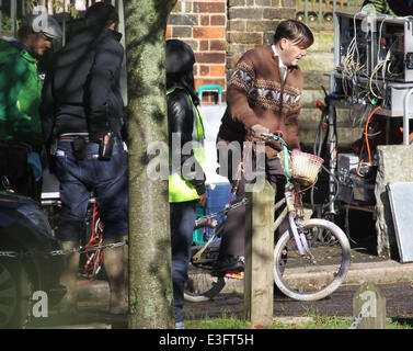 Ricky Gervais die Dreharbeiten für die neue Channel 4 TV-Serie "Derek" in Nord-London. Gervais' Body-double sieht man gefilmt Reiten ein Mädchen Fahrrad jagen einen Bestattungsunternehmen van mehrmals, bevor Gervais Kontrolle über das Fahrrad Mädchen nahm.  Mitwirkende: Ricky Gervais Stockfoto